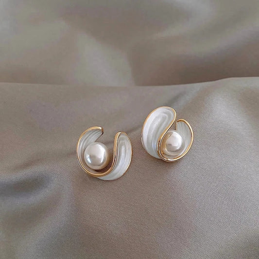 Eleganckie kolczyki z białym opalem i perłą w złocie